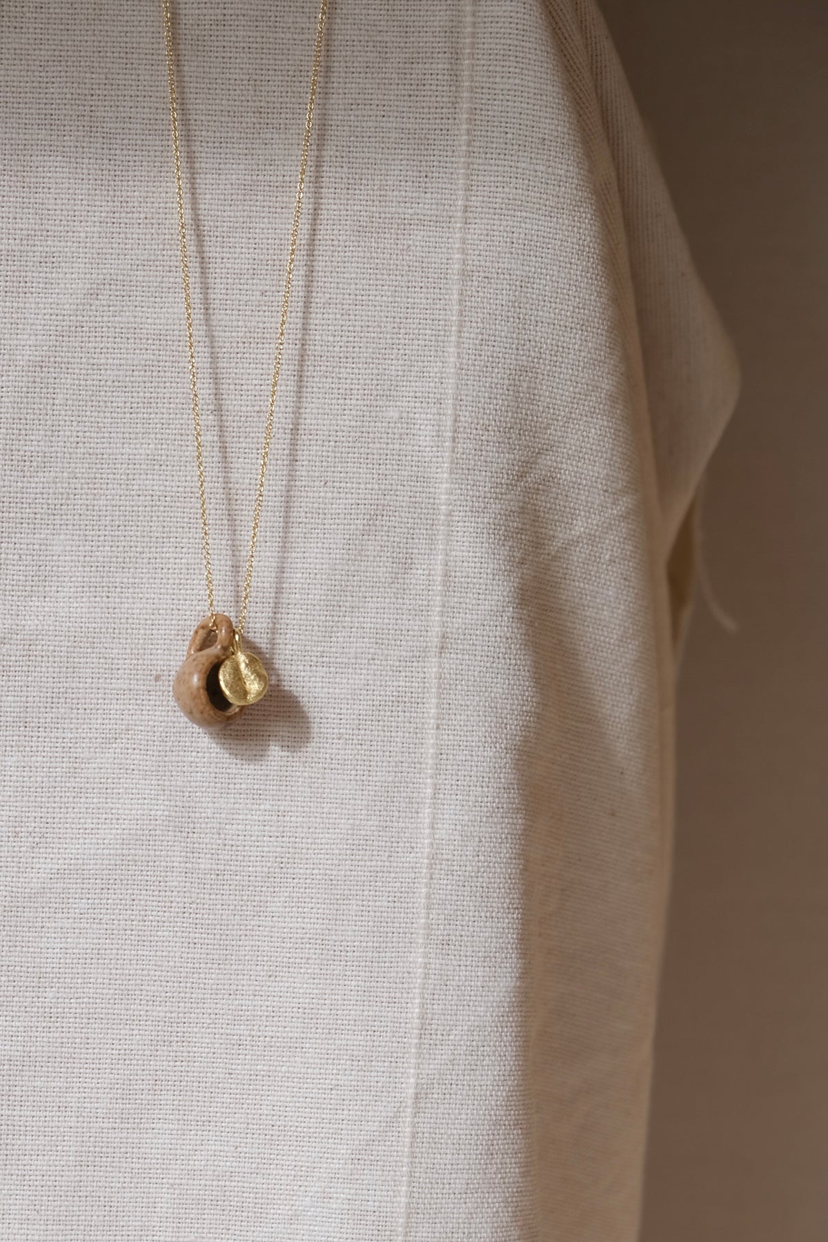 Ketting met keramieken kopje en koffieboontje III