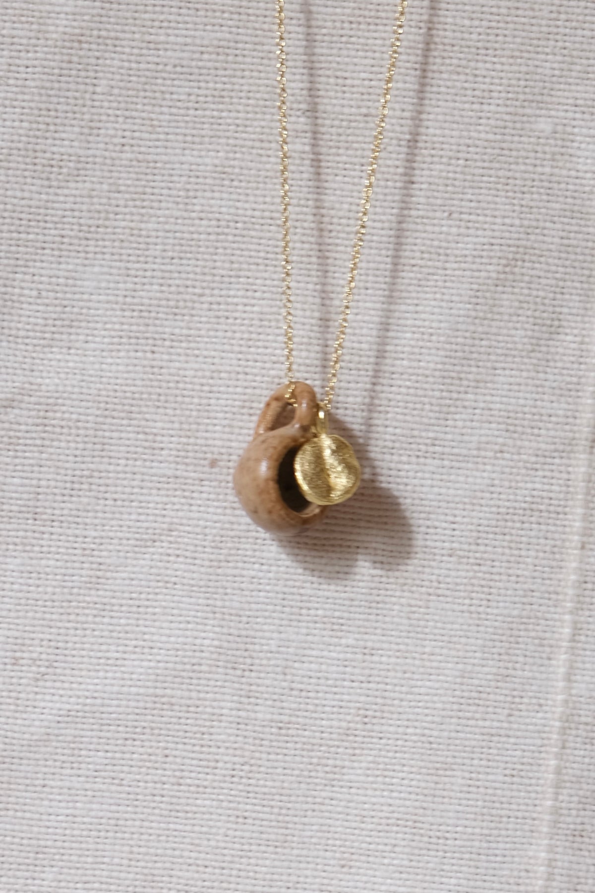 Ketting met keramieken kopje en koffieboontje III